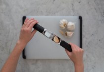 Presa usturoi 18 cm, zinc - OXO