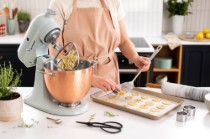 Mixer cu bol 4.7L, Artisan, Model 180, Design Edition, Blossom - KitchenAid