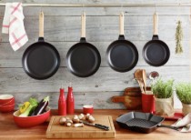Tigaie fonta cu maner de lemn, 26 cm - Staub