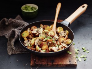 Tigaie fonta cu maner din lemn, 24 cm - Staub