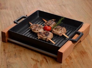 Tava grill, 26x26cm, cu suport din lemn - LAVA