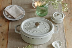 Oala Cocotte ovala, fonta, 37cm/8L, White Truffle - Staub