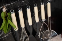 Paleta strecuratoare, inox, 35,5 cm, Almond Cream - KitchenAid