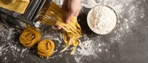 Merită să investești într-o mașină de făcut tăiței (paste) electrică? Avantaje vs. modelele manuale clasice