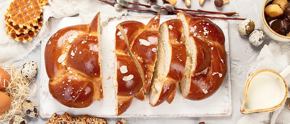 De ce se crapă cozonacul la copt: Cauze frecvente și soluții