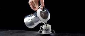 Info culinar Ghidul cafetierelor: Cum alegi modelul perfect și tehnica de preparare pentru o cafea bogată