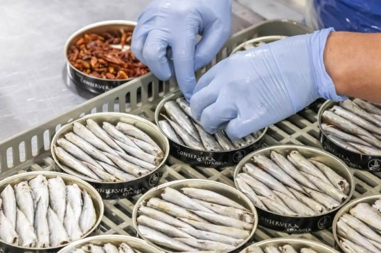 Baby sardine în ulei de măsline (picante) 10/14, 112 g - Real Conservera, Spania