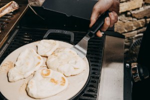 Spatula pentru gratar din otel inoxidabil cu maner ergonomic din plastic Enders 8784