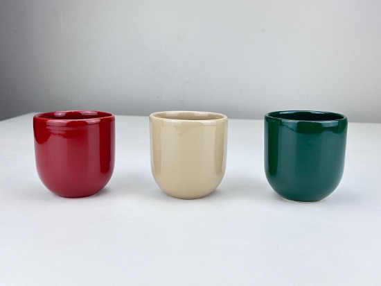 Set 3 cesti cafea ceramica, 250ml, pahare Novum Velmora, rosu-verde-bej nisipiu lucios, gresie glazurata manual