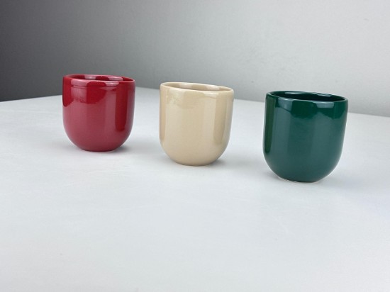 Set 3 cesti cafea ceramica, 250ml, pahare Novum Velmora, rosu-verde-bej nisipiu lucios, gresie glazurata manual