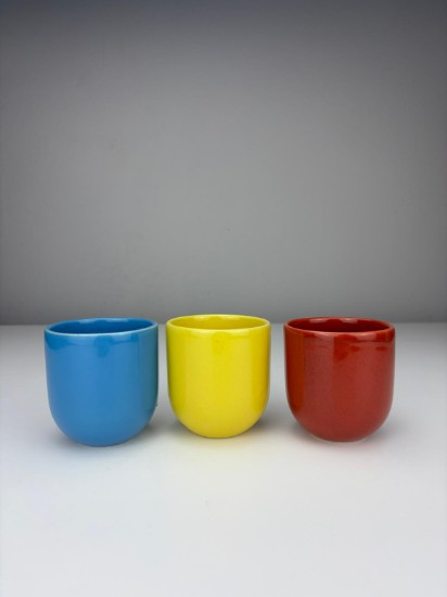 Set 3 cesti cafea ceramica, 250ml, pahare Novum Tricolor, rosu-galben-albastru lucios, gresie glazurata manual