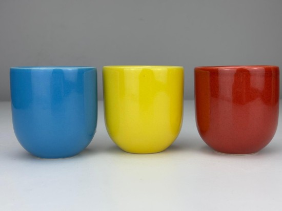 Set 3 cesti cafea ceramica, 250ml, pahare Novum Tricolor, rosu-galben-albastru lucios, gresie glazurata manual