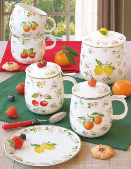 Cana cu capac si infuzor metalic, portelan, model embosat, 450ml, "Fancy Fruit" - Easy Life