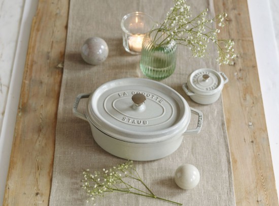 Oala Cocotte ovala, fonta, 23cm/2,35L, White Truffle - Staub