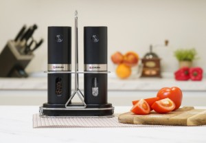 Set 2 rasnite electrice pentru sare si piper, cu suport metalic - Zokura