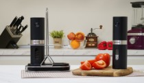 Set 2 rasnite electrice pentru sare si piper, cu suport metalic - Zokura
