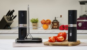 Set 2 rasnite electrice pentru sare si piper, cu suport metalic - Zokura