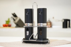 Set 2 rasnite electrice pentru sare si piper, cu suport metalic - Zokura